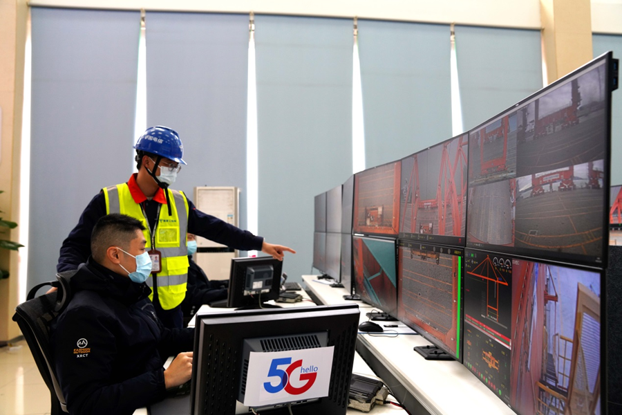 海润码头5G+智能化桥吊驾驶舱。中国电信福建公司供图