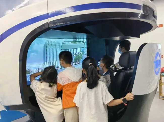 小朋友正在体验模拟驾驶。厦门市交通运输局供图