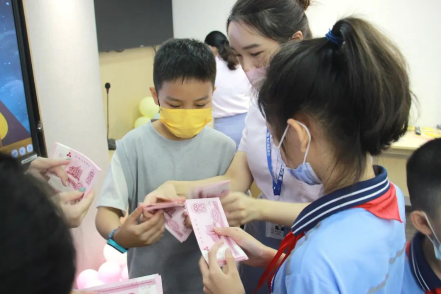 厦门国际银行走进学校，为“小小新市民”宣传普及金融基础知识。厦门国际银行供图