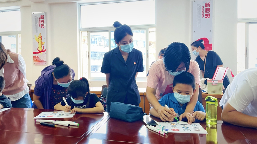 组织小朋友绘制法治小徽章。集美法院供图