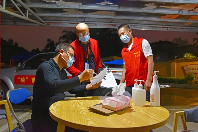 宁德市蕉城区防疫储备物资中转站又热闹了起来，工作人员正细心核对各地隔天所需的抗疫物资，