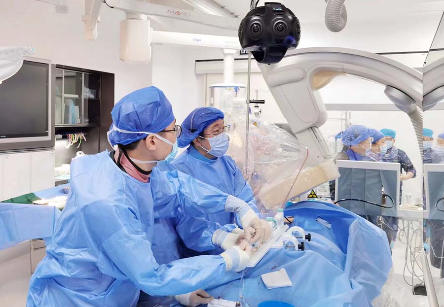 厦心杂交手术室内，VR摄像头结合5G技术，实现对手术室360度实时高清拍摄。厦心医院供图