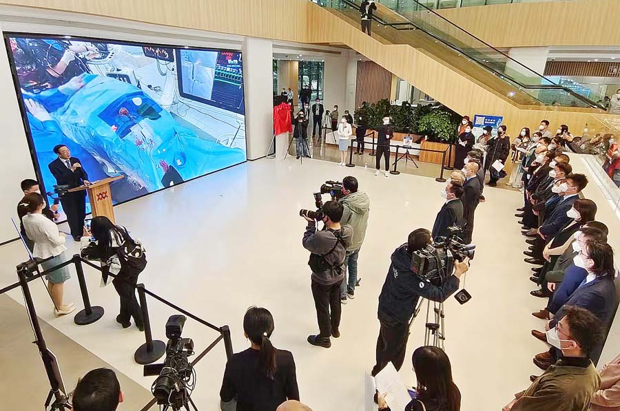 活动现场，厦心院长王焱为与会嘉宾介绍5G+VR心血管介入手术教学平台。林林摄