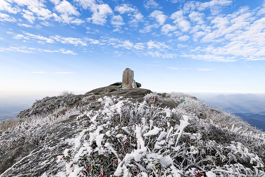 1.金鐃山漫山遍野銀裝素裹。楊慶華攝