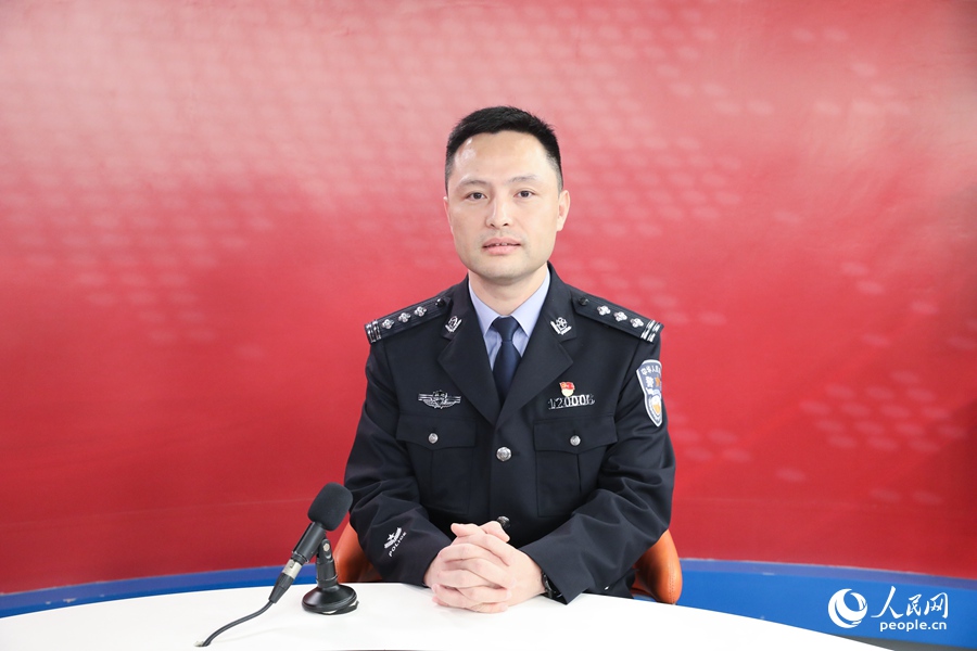 福州市公安局台江分局副局长王荣兴做客人民网福建演播室。杨俊杰摄