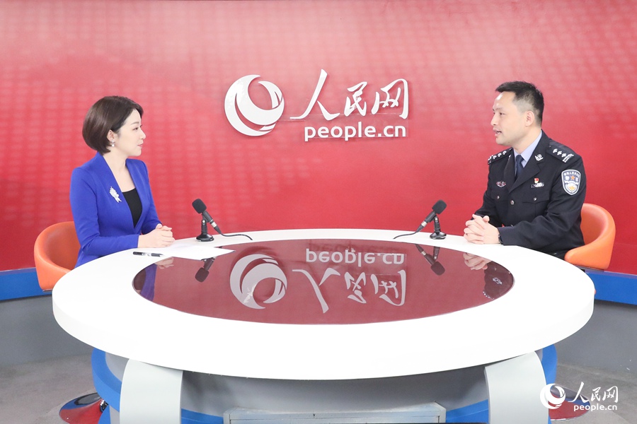 福州市公安局台江分局副局长王荣兴接受人民网专访。杨俊杰摄