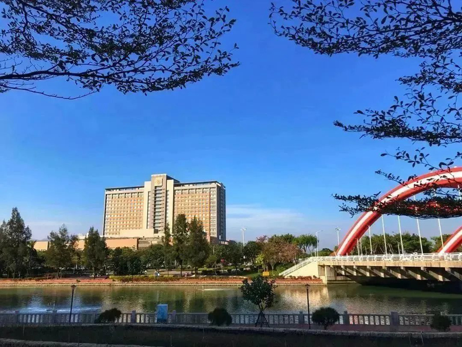  谭常 《水清岸绿》