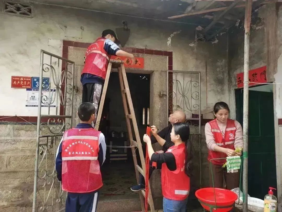陈明英《志愿红》