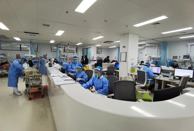 忙碌工作的晉江市醫院工作人員。