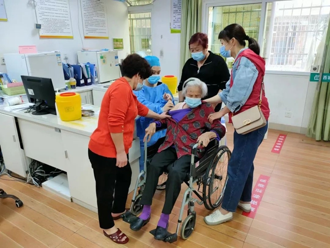 医务人员为老人接种疫苗。新罗区融媒体中心供图