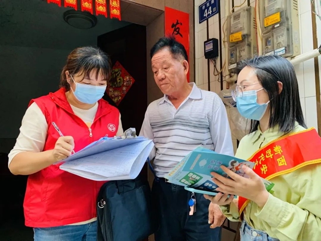 上门摸排。新罗区融媒体中心供图