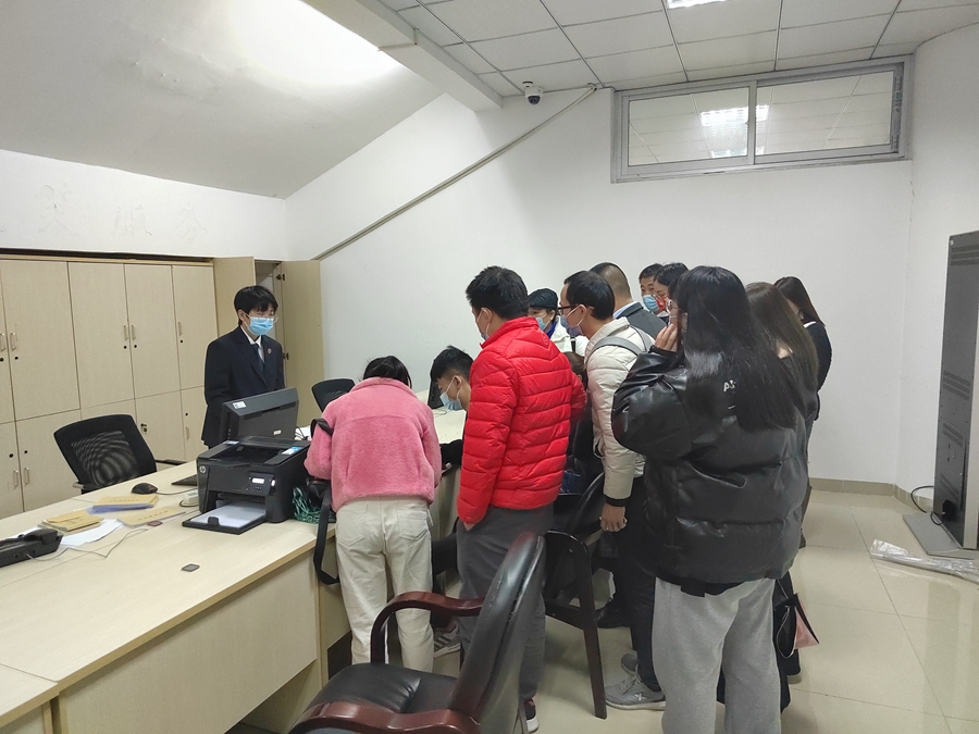 执行事务中心现场办理手续为讨薪成功的劳动者发放工资。思明法院供图