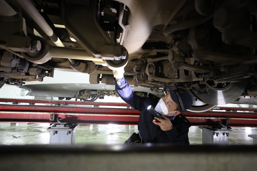 3.動車機械師正在檢修動車組牽引組件。福州動車段供圖