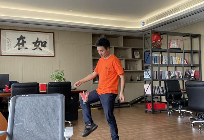 林松华展示盈趣科技员工必备技能——踢毽子。邬眉摄