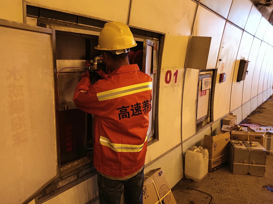 雷打石隧道消防系统安全检查。邹君俊摄