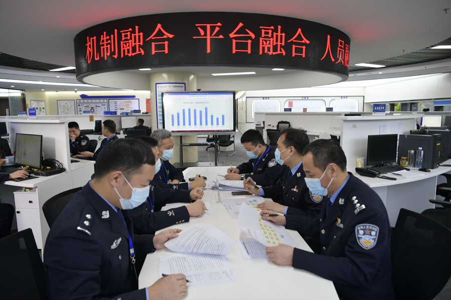 民警在福州市三公（工）一大融合协同专班开展疫情防控工作。