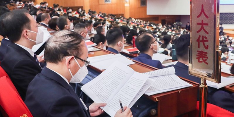 代表们认真聆听政府工作报告