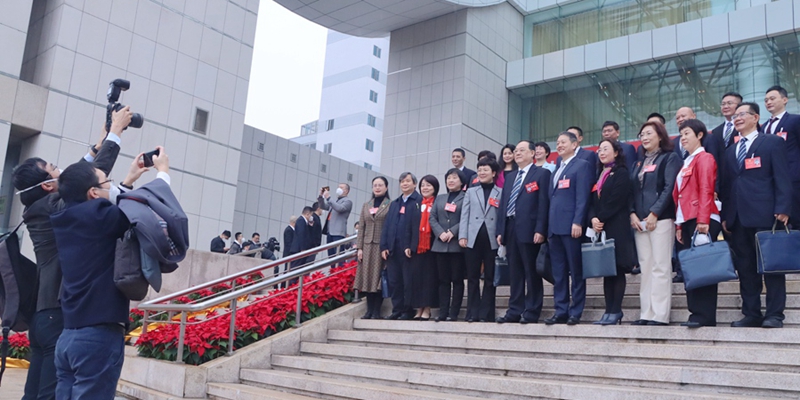福建省人大代表们合影留念