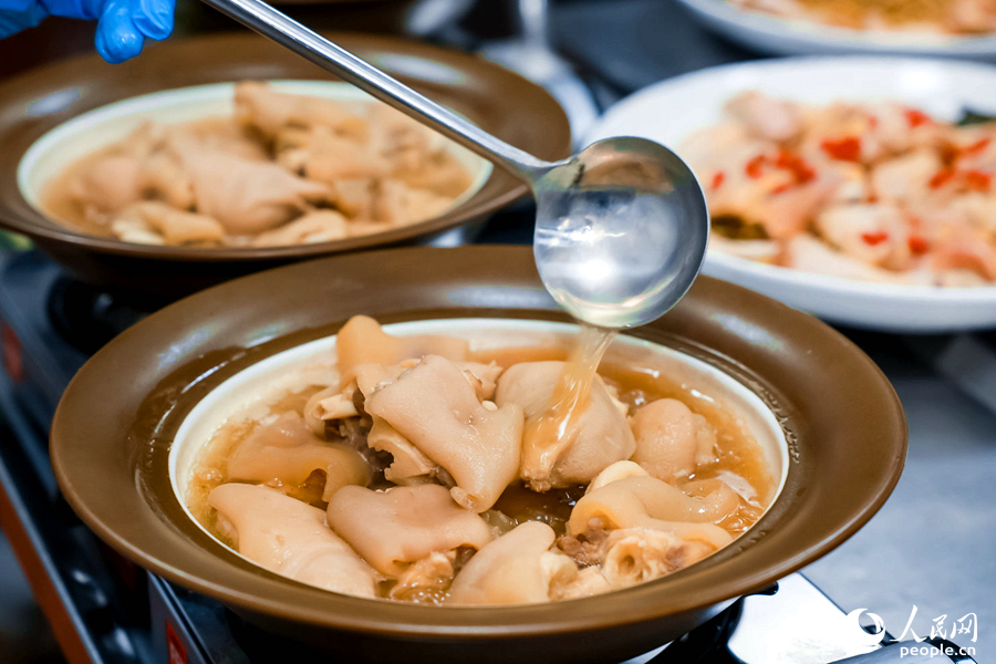 “工悦领厨人”为留厦坚守岗位的职工们烹饪美食。人民网 陈博摄