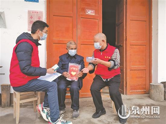 党员网格长入户为村民讲解居家用药指南