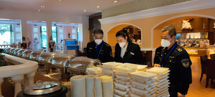 执法人员检查餐饮服务单位。厦门市市场监督管理局供图