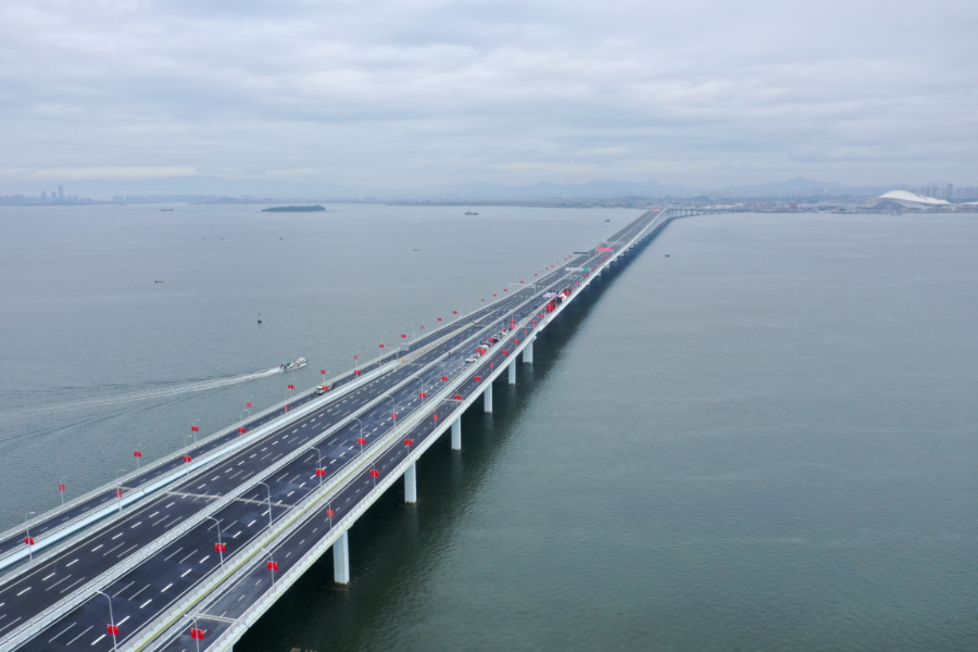 翔安大橋是福建省一次性投資額最大、整體橋面最寬、跨海段採用鋼箱梁最長、下沉式隧道最長的橋隧綜合跨海通道工程。楊雨嫣攝