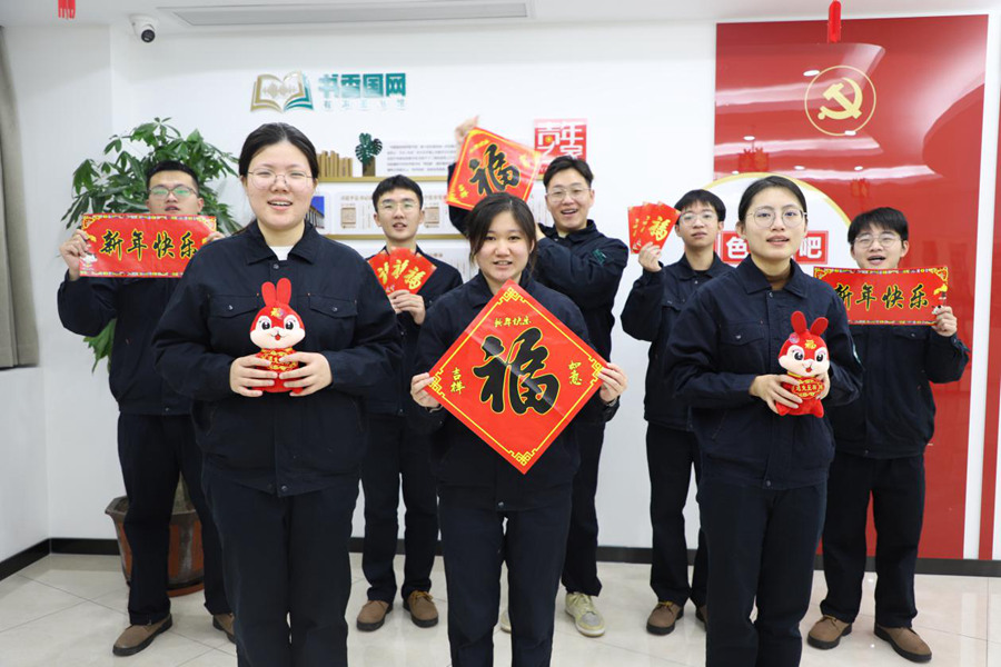 青年員工送祝福。謝仁攝