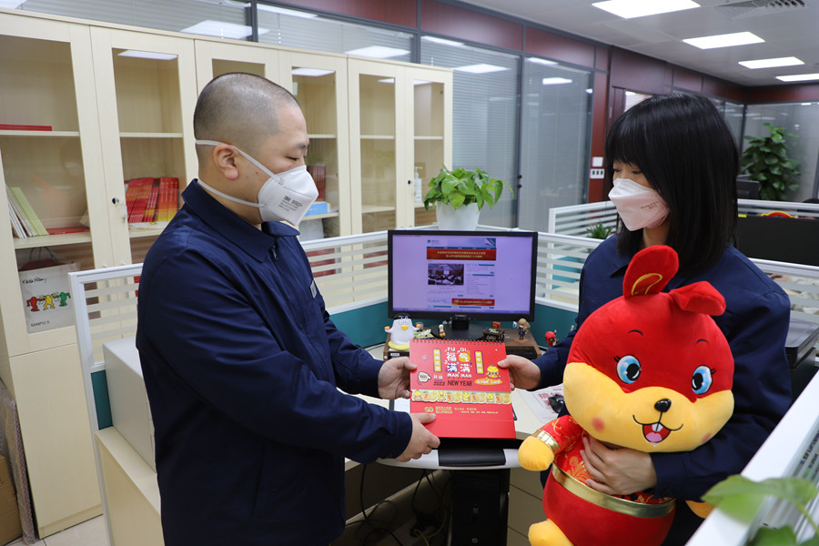 為青年員工送上新春紀念品。許琳嫻攝
