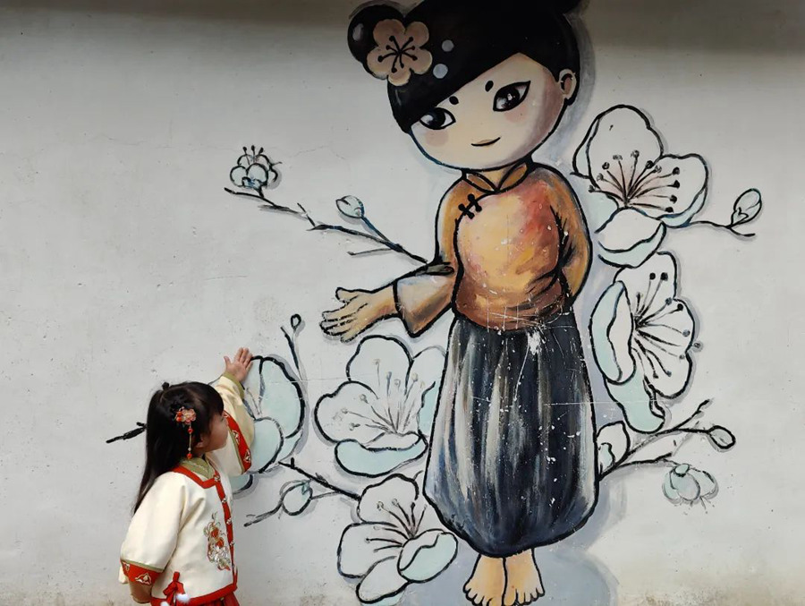硒梅文化园的“梅花仙子与青梅精灵”壁画。杨茜摄