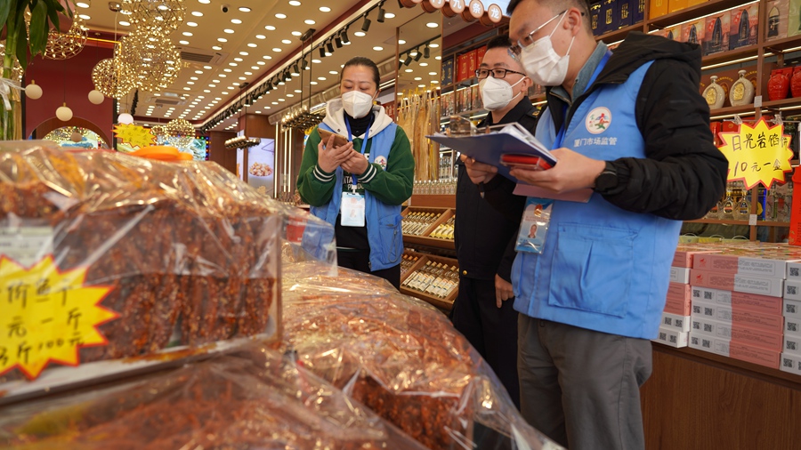 開展散裝食品抽檢。廈門市場監管局供圖