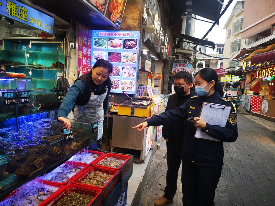 檢查海鮮市場水產品。廈門市場監管局供圖