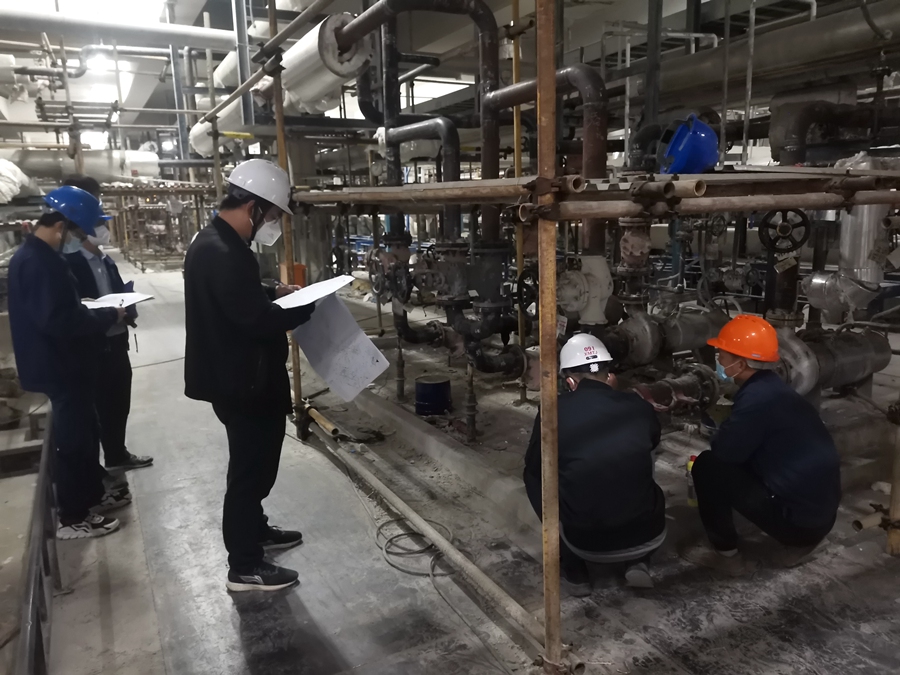 檢查壓力管道。廈門市場監管局供圖