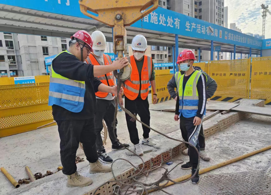 2021HP03地块项目现场,工作人员对塔吊爬架等可能存在的隐患进行全面排查。中建海峡厦门公司供图