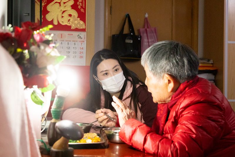 　1月19日，在福利院養老的劉小蘭老人向記者“晒”幸福時光。康磊攝