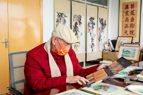 1月19日，高鶴鳴老人在福利院書畫室展示作畫用的彩鉛。人民網記者 許維娜攝