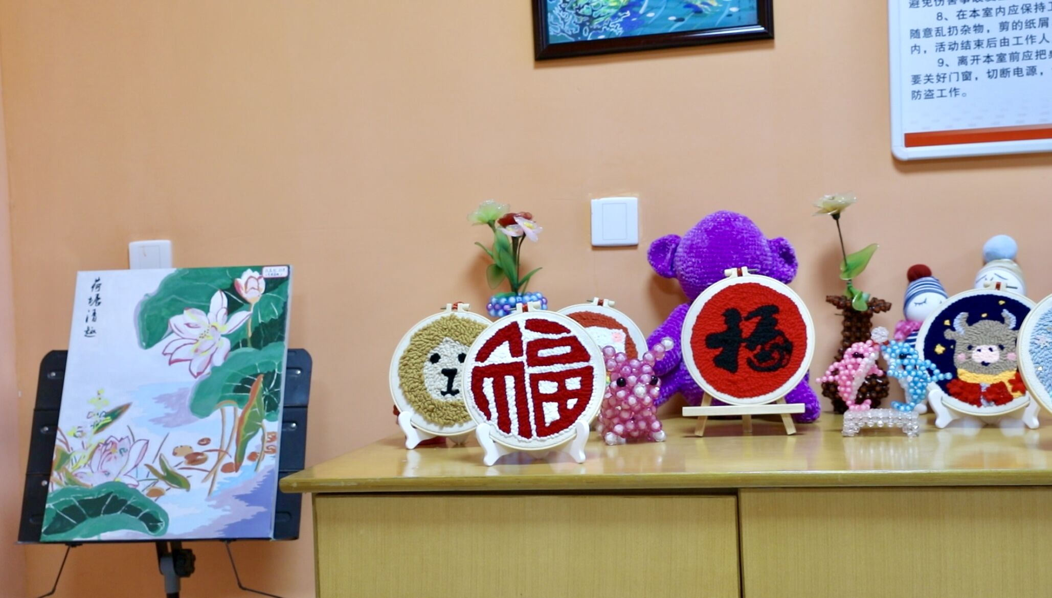 　老人們手工制作的新春飾品。人民網 錢嘉禾攝
