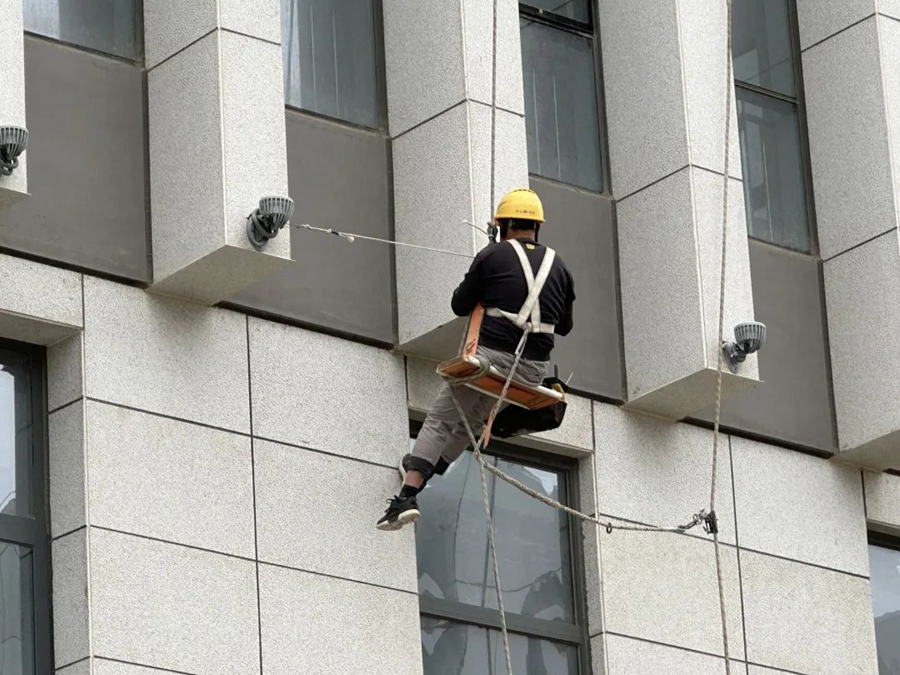项目建设现场,工人们铆足干劲,抢抓进度。