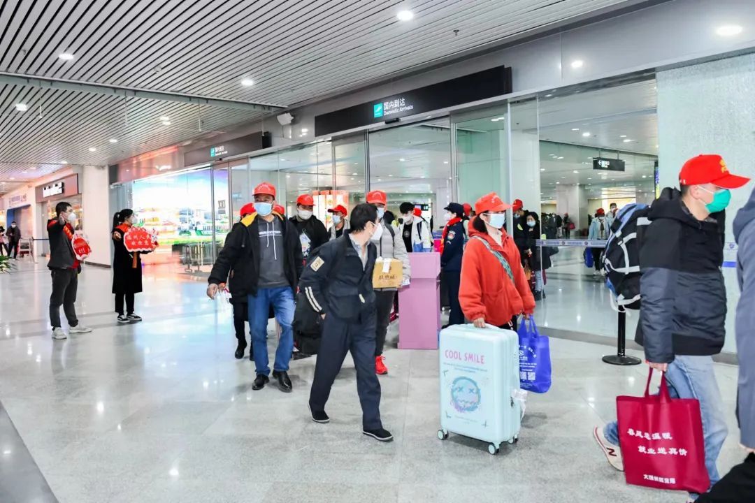 首趟接务工人员返岗复工包机抵榕，来自云南的238名返岗务工人员顺利抵榕。福州市人社局供图