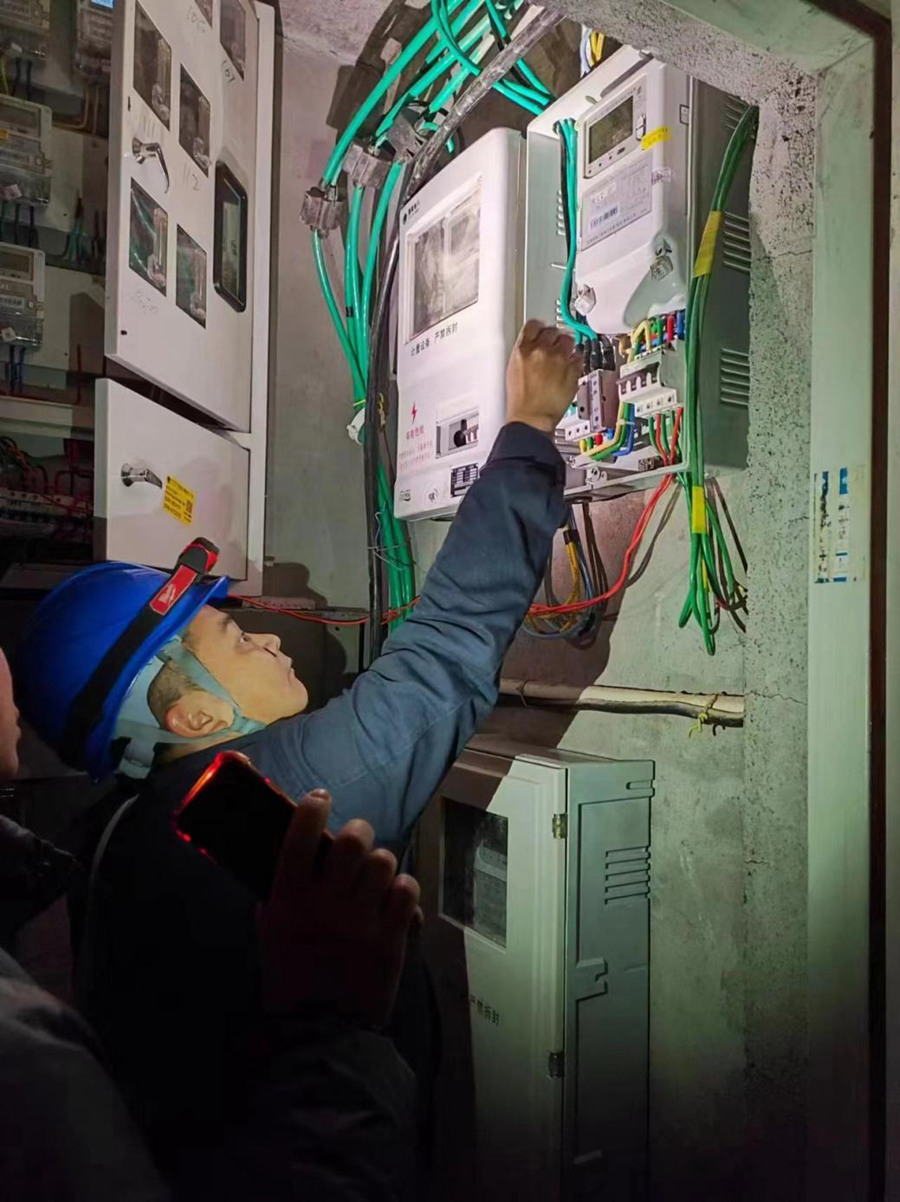 春節期間，寧化電網供電員正在處理居民斷電問題。受訪者供圖