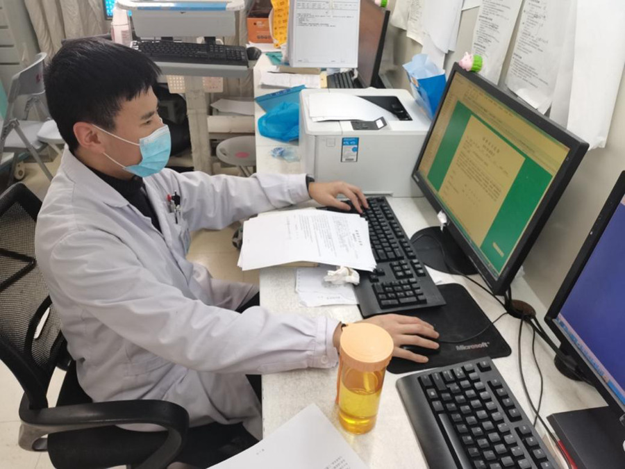 新春佳節，寧化縣醫生正在值班看病歷。受訪者供圖
