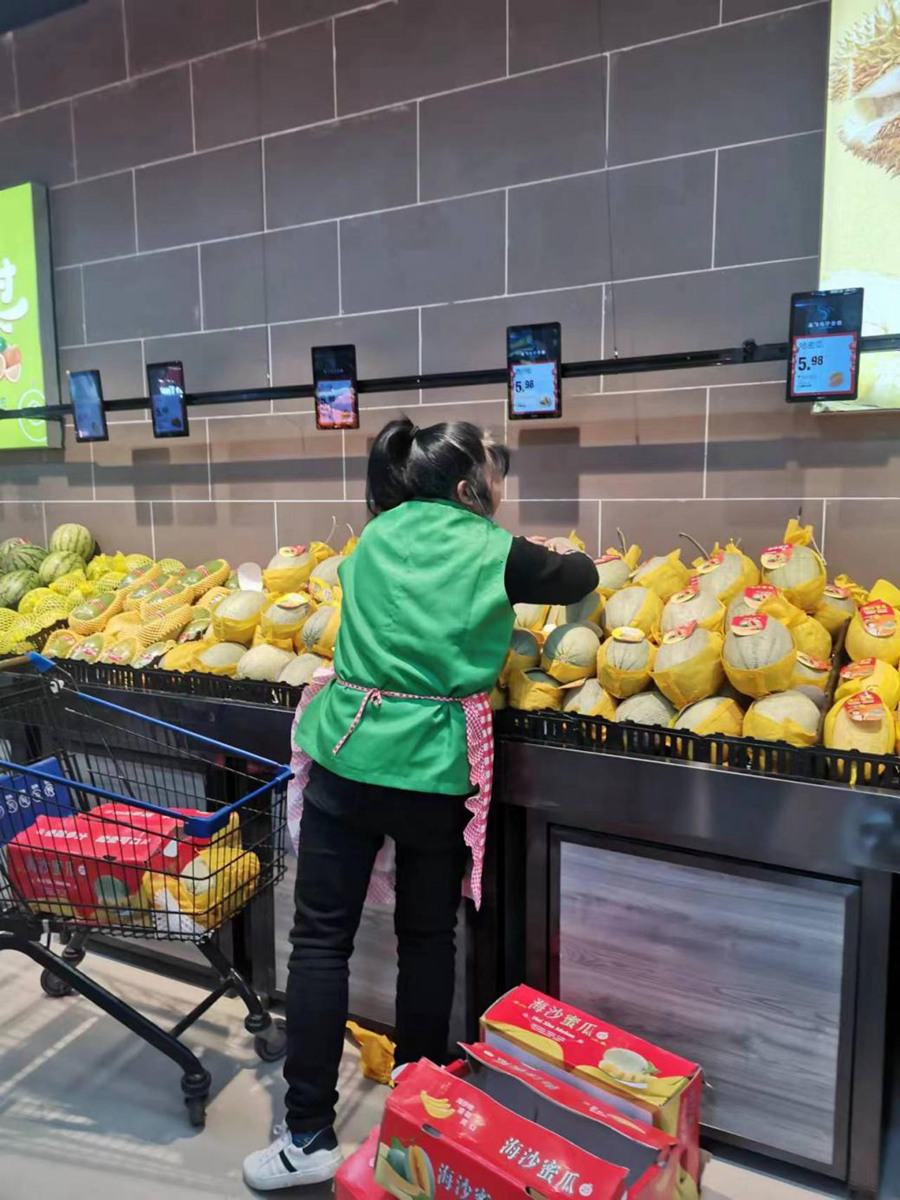 春節期間，超市工作人員正在上貨，保証年貨供應。受訪者供圖