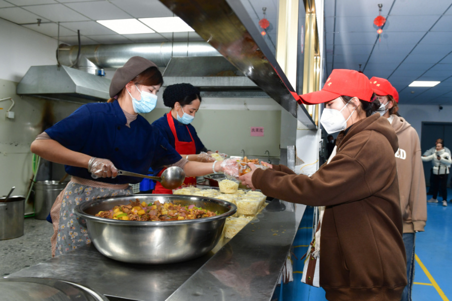 公司食堂为新员工准备了热气腾腾的面食。夏海滨摄