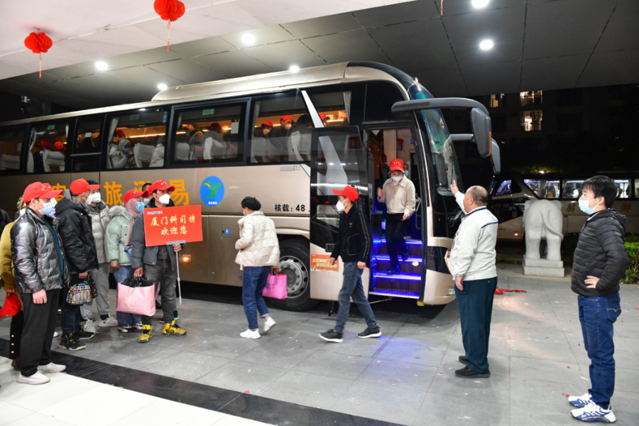 老员工到公司门口迎接老乡新员工。夏海滨摄