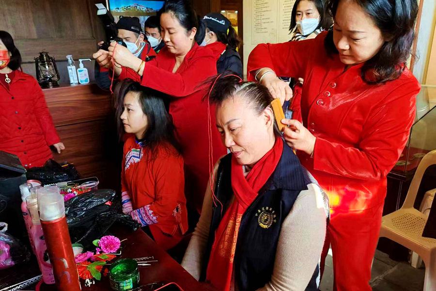 台灣同胞梳“湄洲女發髻”。湄洲媽祖祖廟供圖