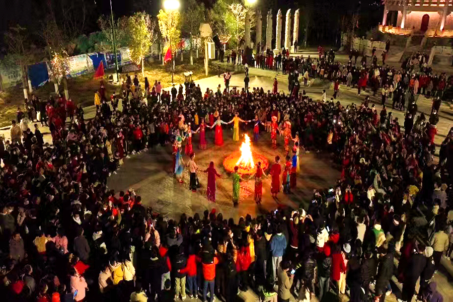 两岸同胞一起围绕篝火牵手共舞。湄洲妈祖祖庙供图