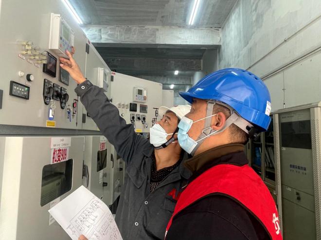 國網廈門供電公司集美供電服務中心工作人員在進行整定值調試。曾思捷攝