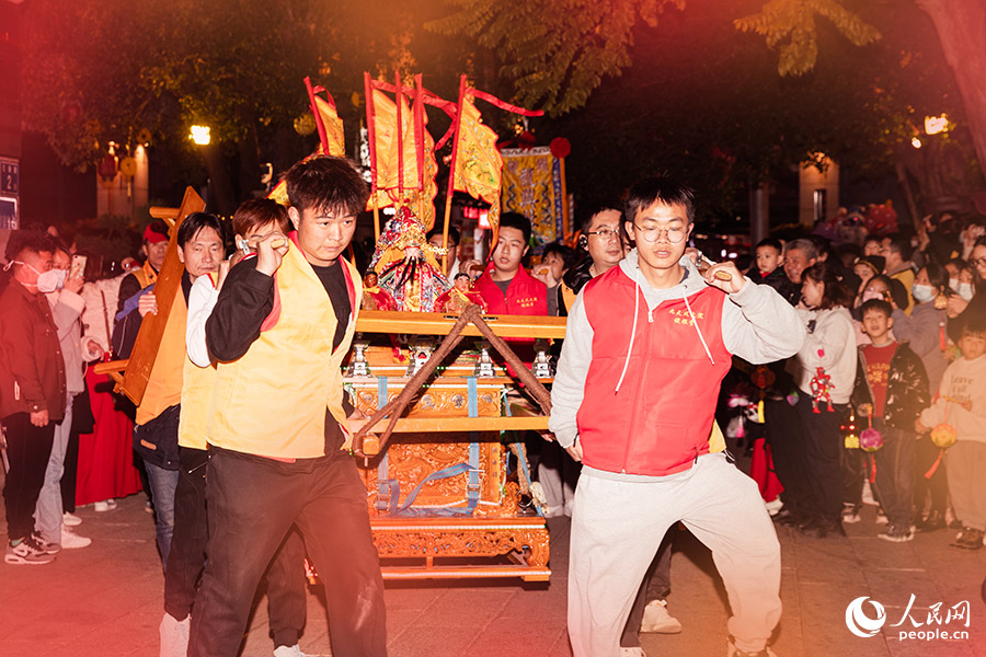 福州鄉村正月裡舉行的一種習俗活動“游神”熱鬧非凡。人民網 焦艷攝