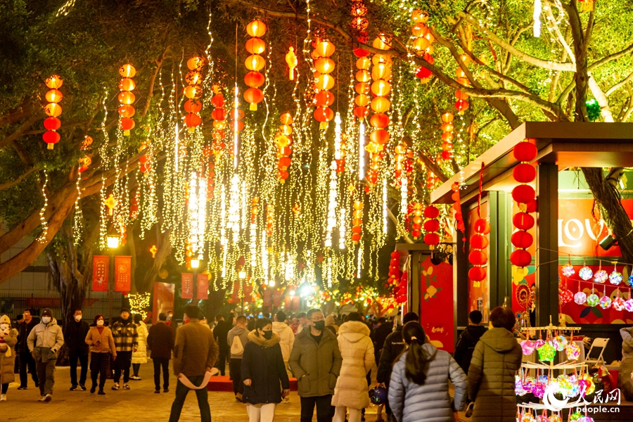 1、元宵佳節期間，福州街頭流光溢彩、熱鬧非凡。康磊攝