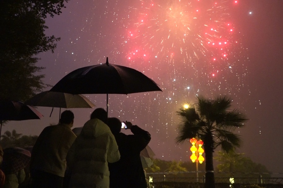 市民撐傘冒雨前來觀賞煙花。馬尾區融媒體中心供圖