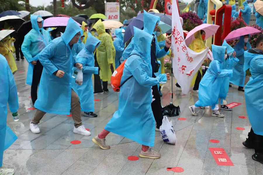 绵绵细雨中，健行山海间。思明区融媒体中心供图